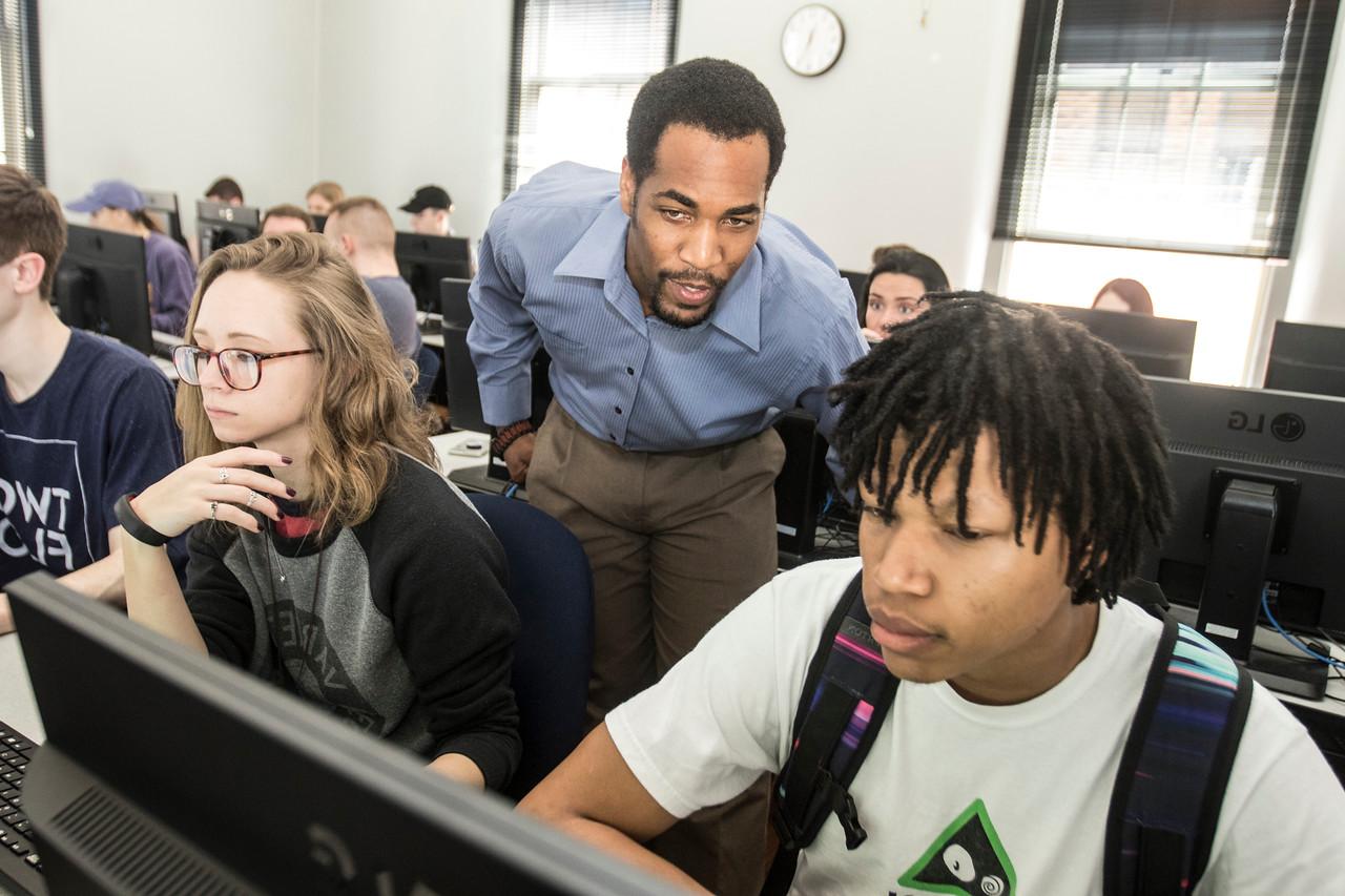 Faculty at the University of North Alabama helping students.